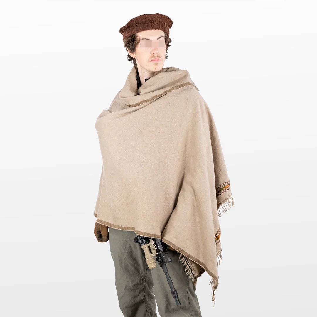 Ukázka LARP kostýmu povstalce s přehozem PAKULEM a PATU přehozem